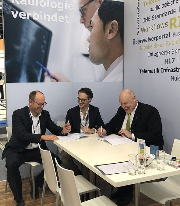 medavis and Radiology Holding GmbH seal strategic partnership at the RöKo